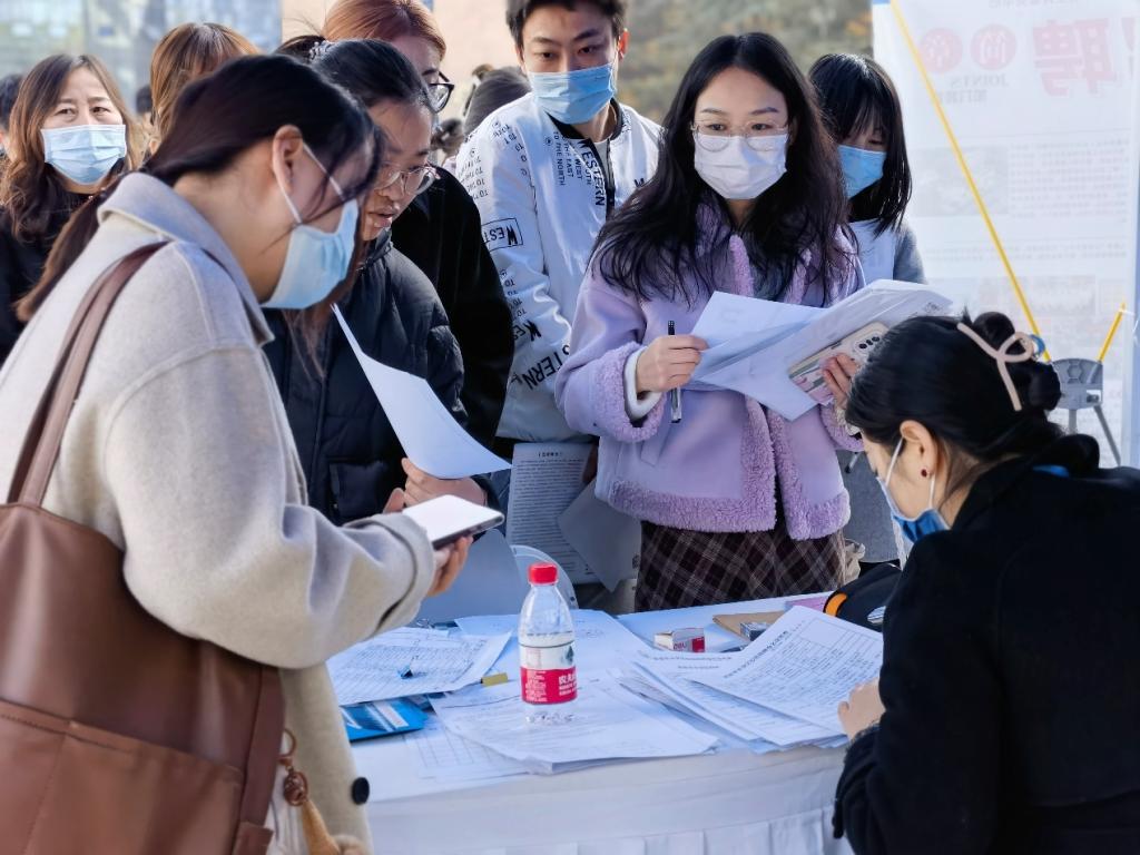 2023秋季西安市事业单位综合类、卫生类巡回招聘活动西安交通大学专场举行4.png