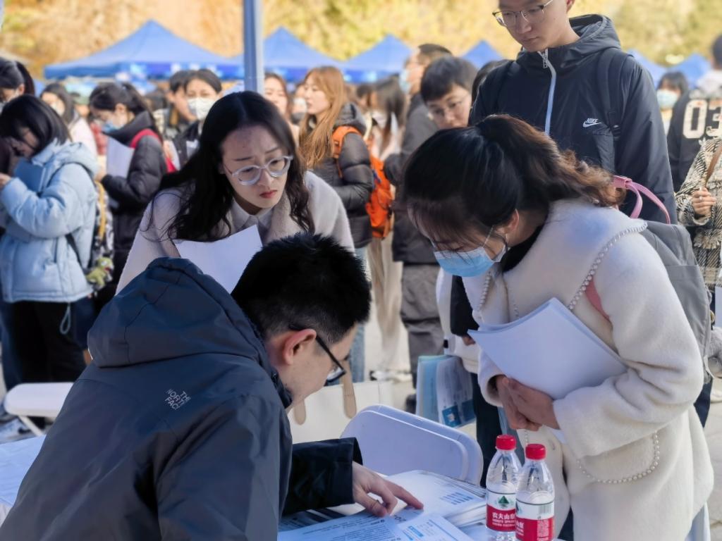 2023秋季西安市事业单位综合类、卫生类巡回招聘活动西安交通大学专场举行3.png