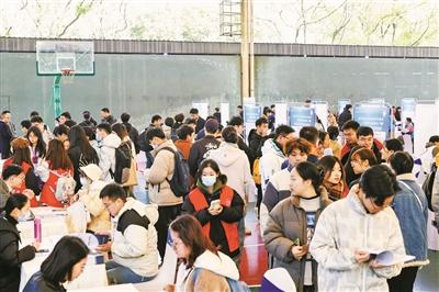 最高年薪45万元 浙江省2024届高校毕业生宁波专场招聘会举行.jpeg
