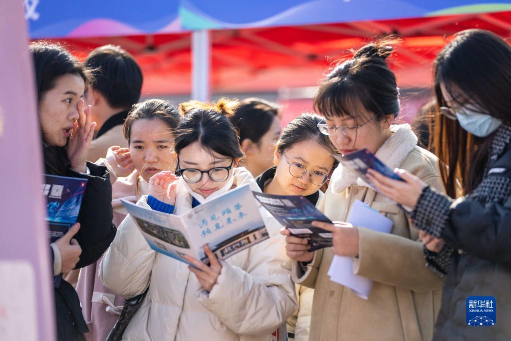 湖南举办2024届高校毕业生专场招聘会4.jpg