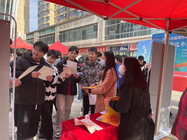 圆满结束——“学成业来·乐业临湘”高校毕业生专场招聘会2.png
