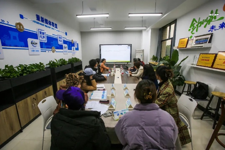 第七届中国舆论学论坛在重庆大学新闻学院召开18.jpg