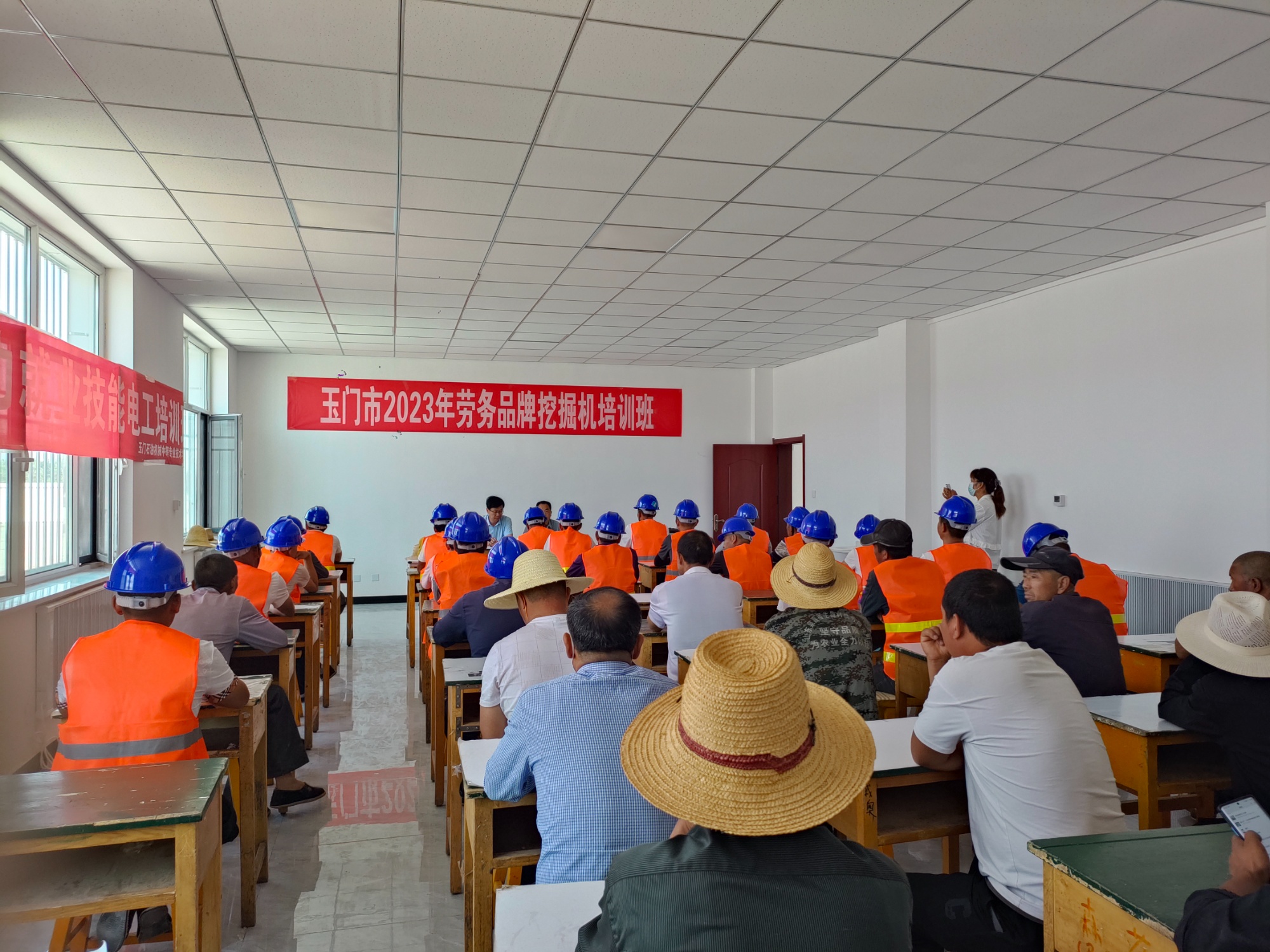 甘肃玉门：“职”引未来 护航就业1.jpg