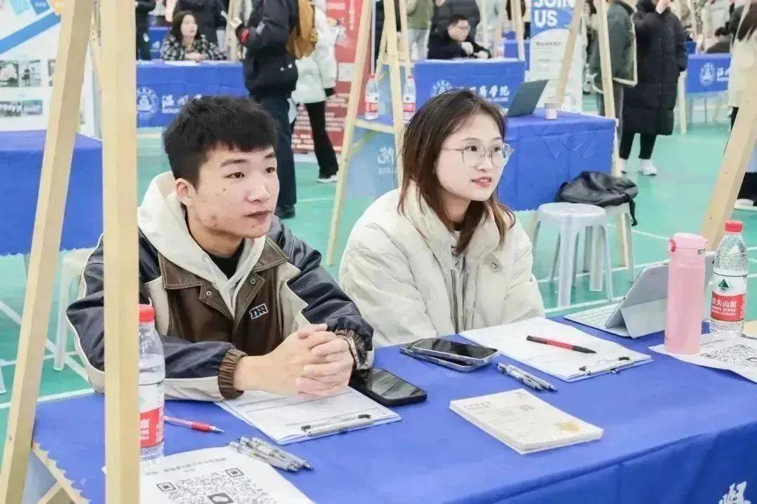 温州商学院：低温挡不住求职热情，这场校园“双选会”很火爆7.jpg