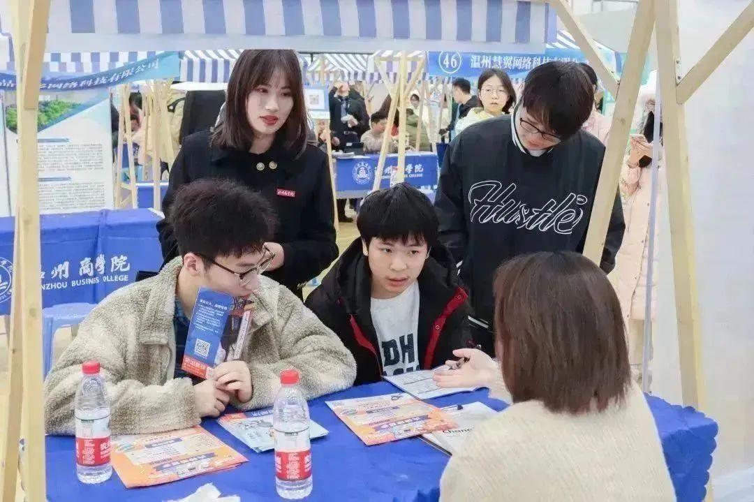 温州商学院：低温挡不住求职热情，这场校园“双选会”很火爆6.jpg