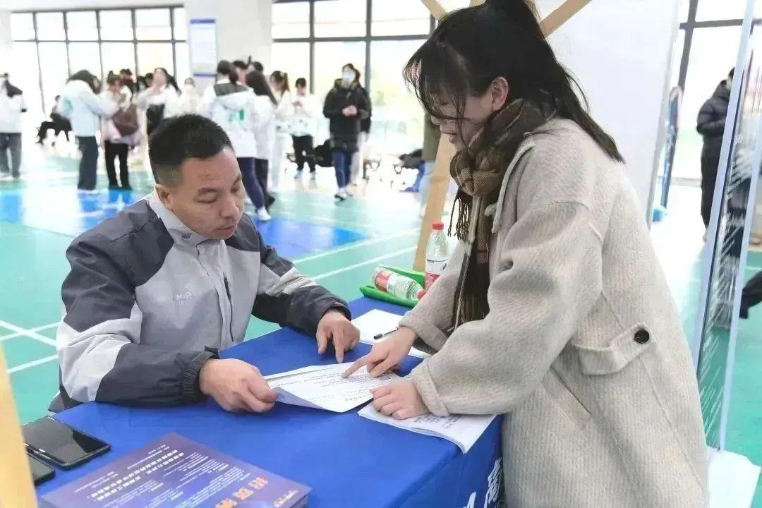 温州商学院：低温挡不住求职热情，这场校园“双选会”很火爆5.jpg