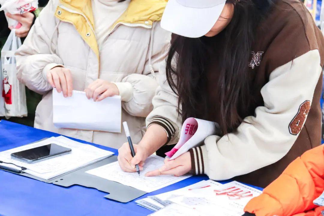 温州商学院：低温挡不住求职热情，这场校园“双选会”很火爆3.jpg