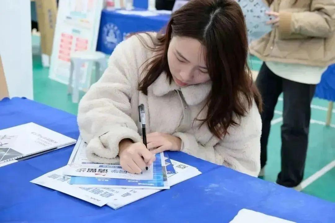 温州商学院：低温挡不住求职热情，这场校园“双选会”很火爆2.jpg