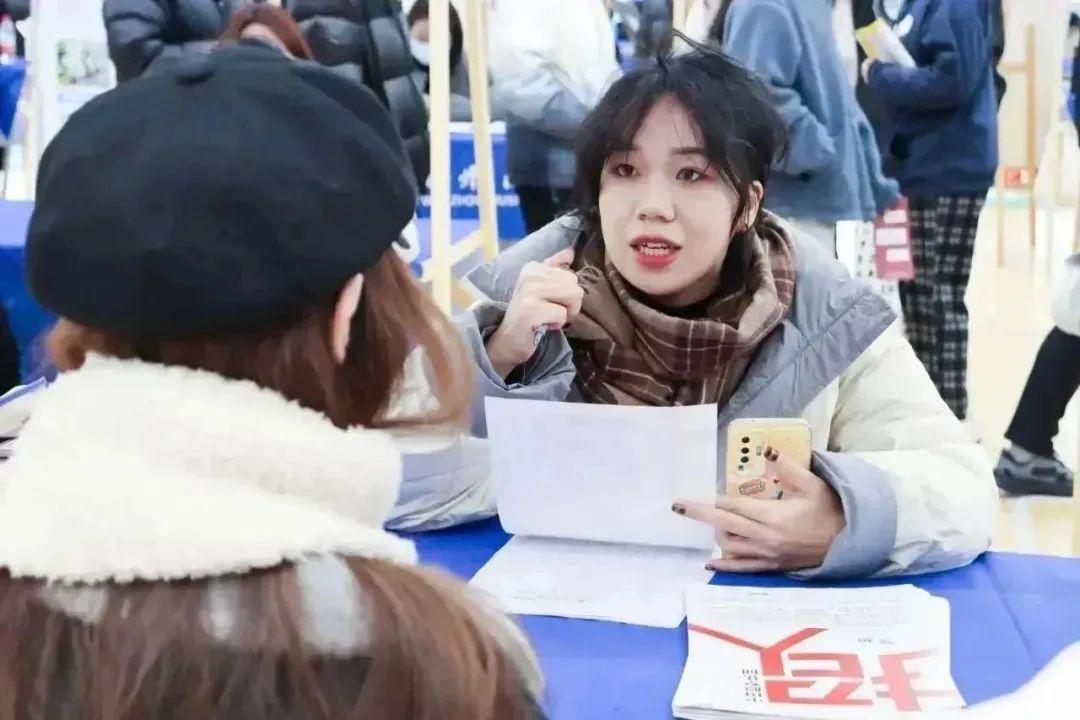 温州商学院：低温挡不住求职热情，这场校园“双选会”很火爆1.jpg