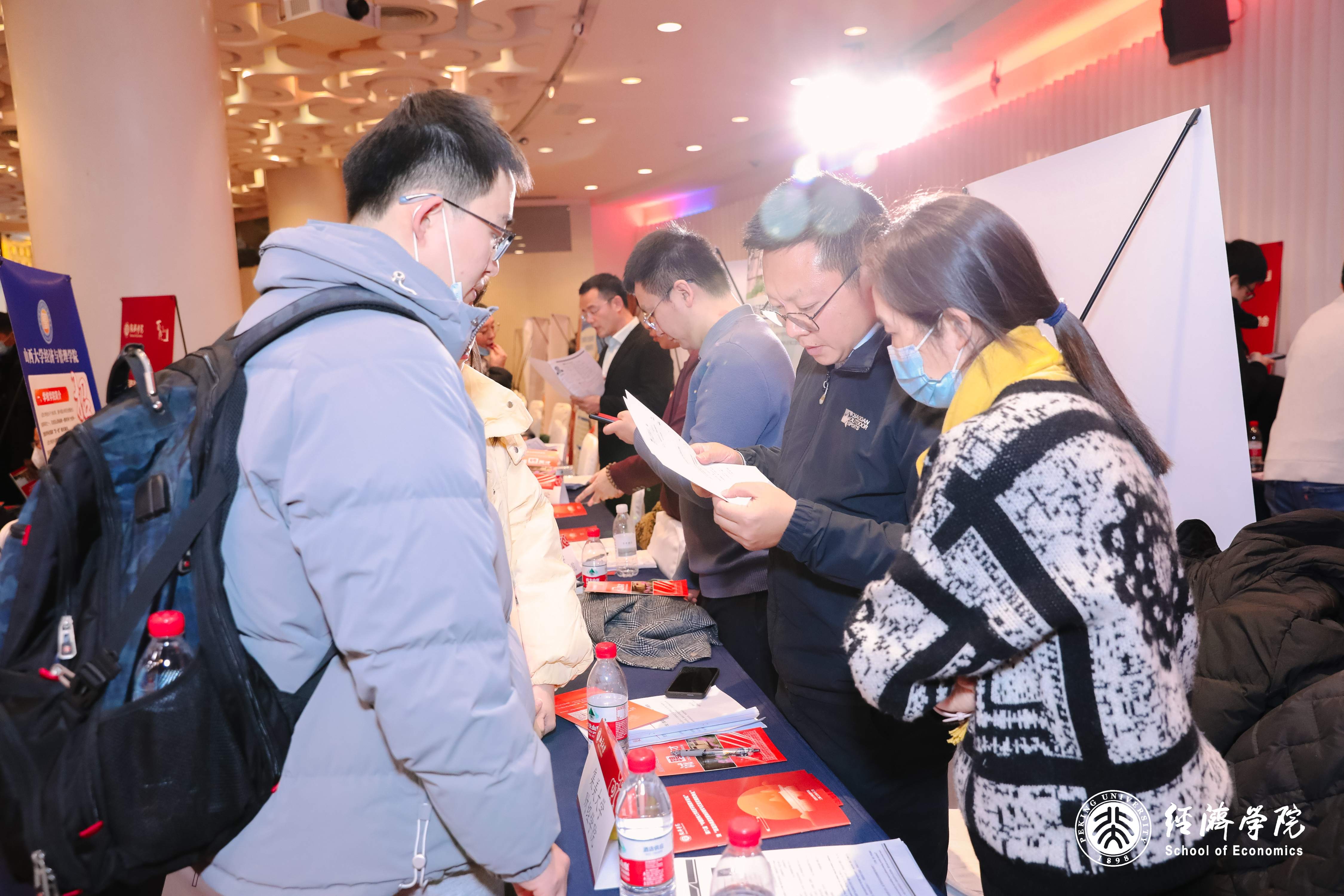 中国百所经院人才招聘会现场报道10 (1).jpg
