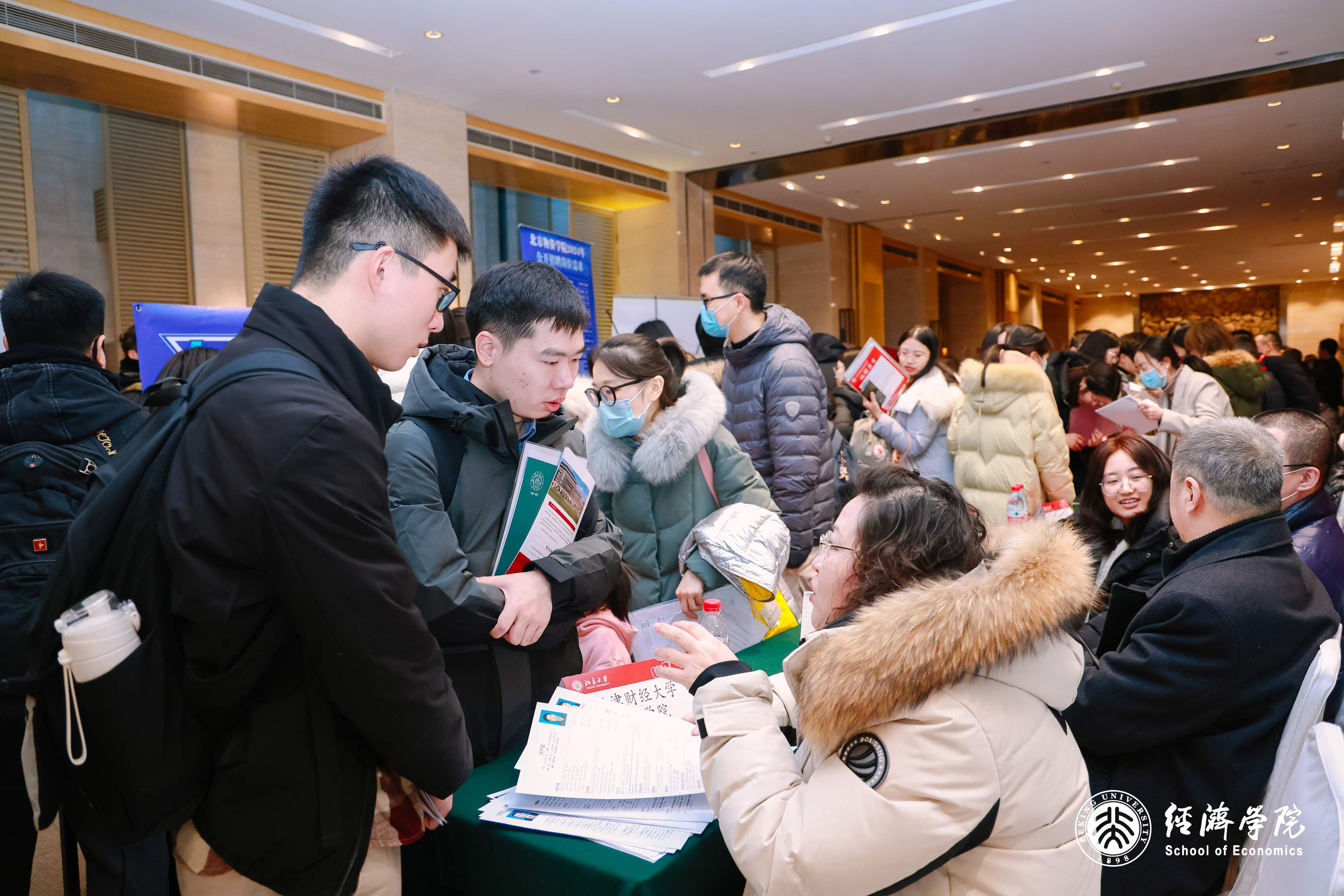 中国百所经院人才招聘会现场报道3 (1).jpg