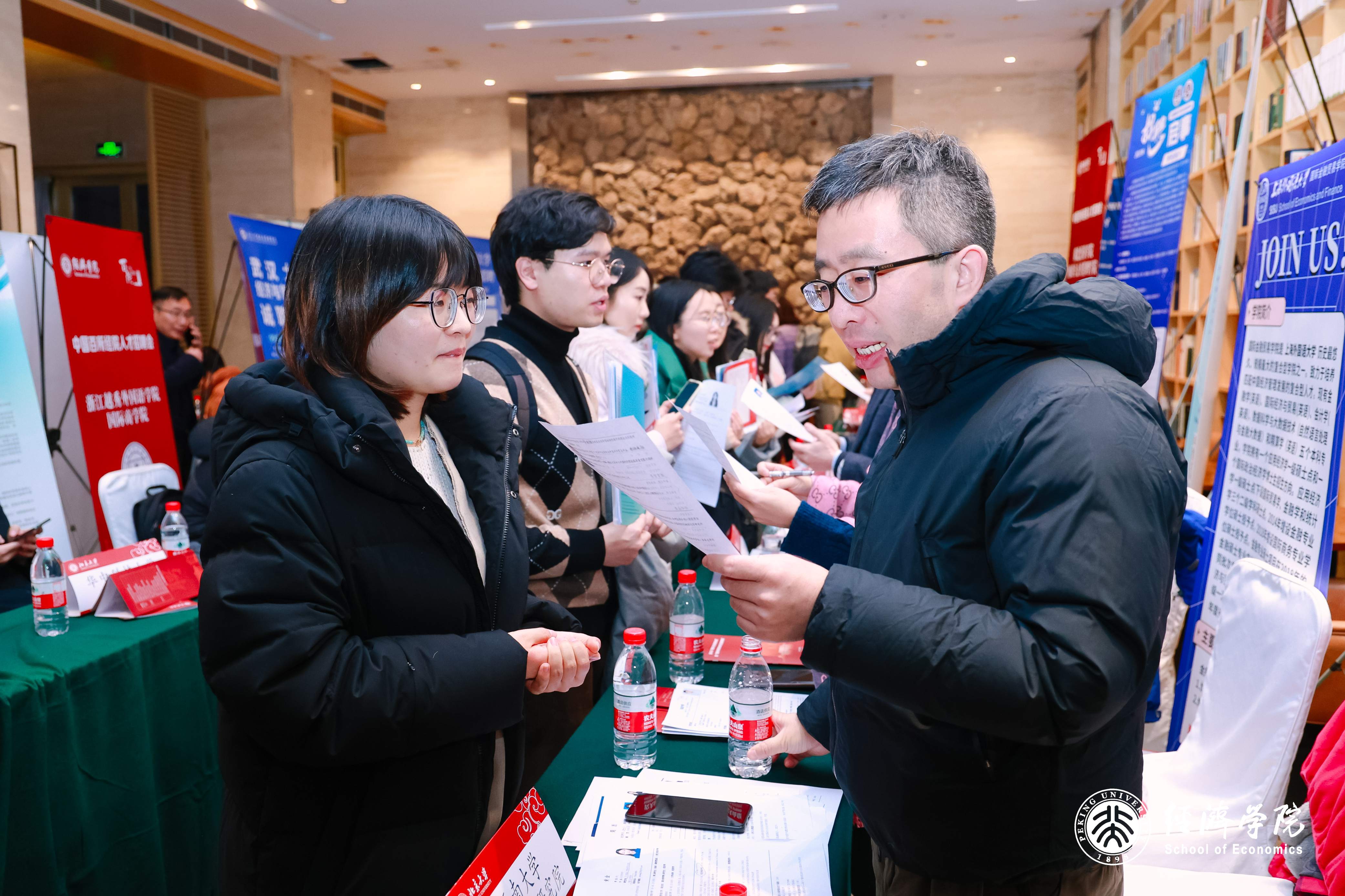 中国百所经院人才招聘会现场报道1 (1).jpg