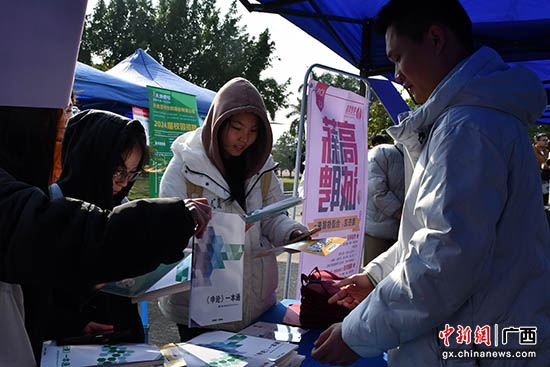 2024届高校毕业生专场招聘行动在广西外国语学院举办1.jpg