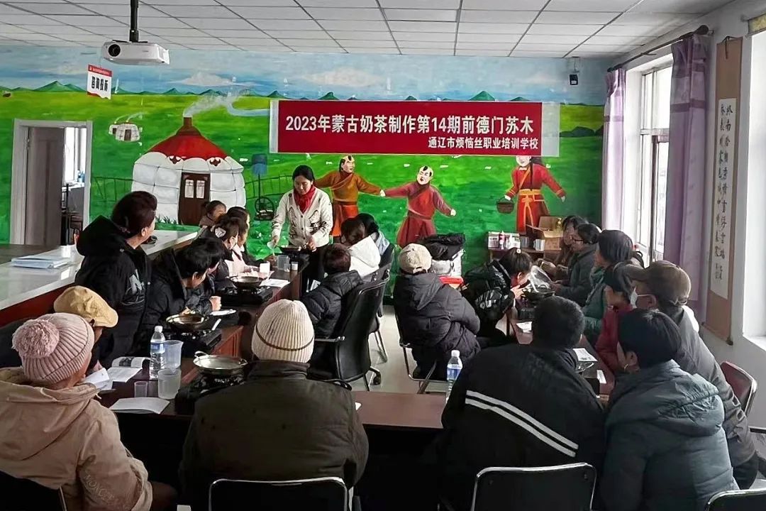 扎鲁特旗：坚持就业优先政策 推动实现高质量就业2.jpg