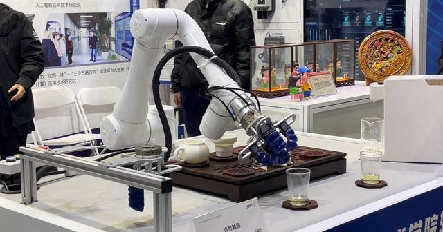 1703819296773940.jpeg “产教融合”主题展开展!从机器人到葡萄酒,随处可见“乡村振兴科研创新”.jpeg