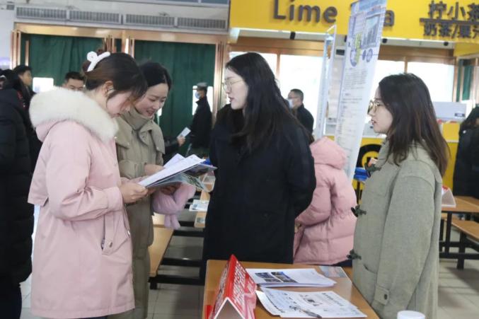 漯河职业技术学院举办2024届毕业生校园双选会.jpg
