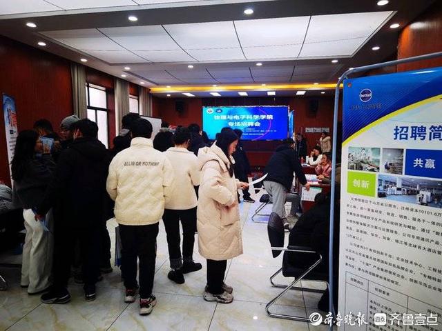 务实高效，山东师大教学楼里举办“小而精”招聘会1.jpeg