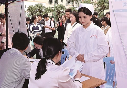 1704437138346679.jpeg 高校毕业生就业攻坚,广西打响开年“主动仗”.jpeg