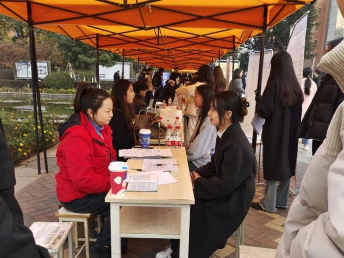 线上线下齐发力 成都多措并举促进高校毕业生就业.jpg