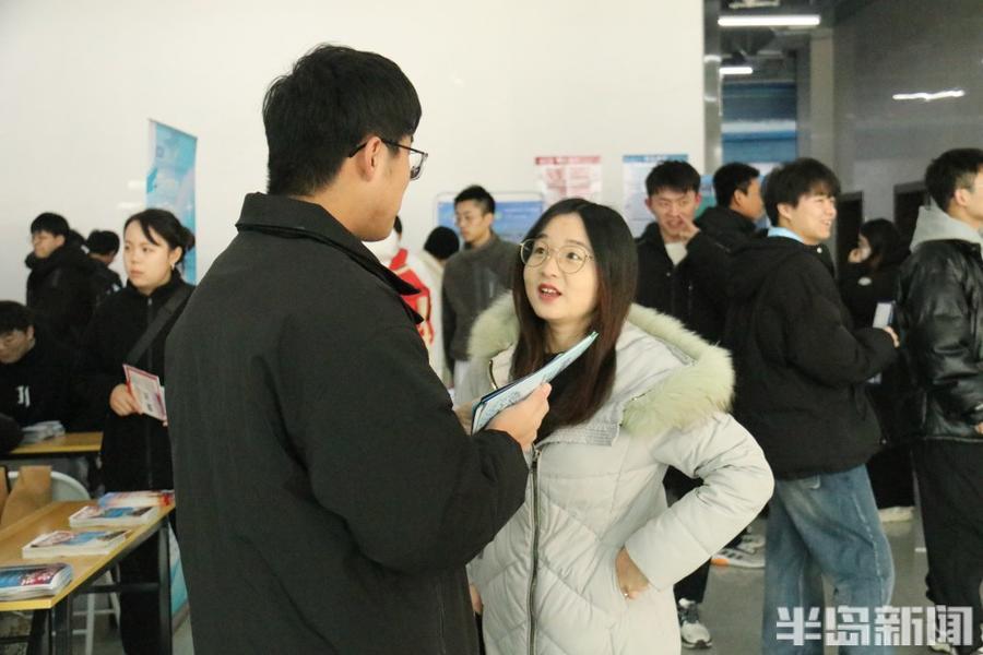 “放心大胆签”“考研成功，不收违约金”……研后场招聘会火热7.jpg