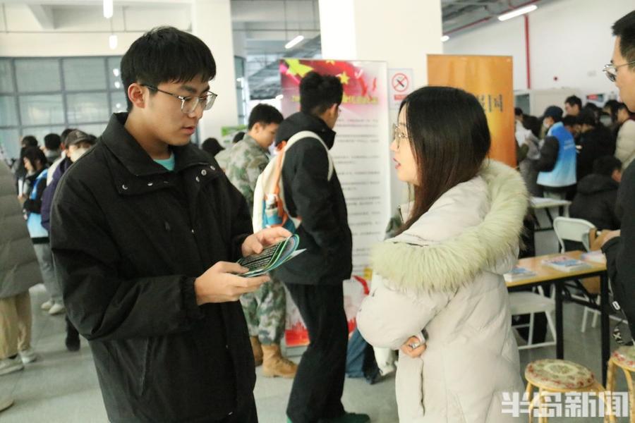 “放心大胆签”“考研成功，不收违约金”……研后场招聘会火热6.jpg