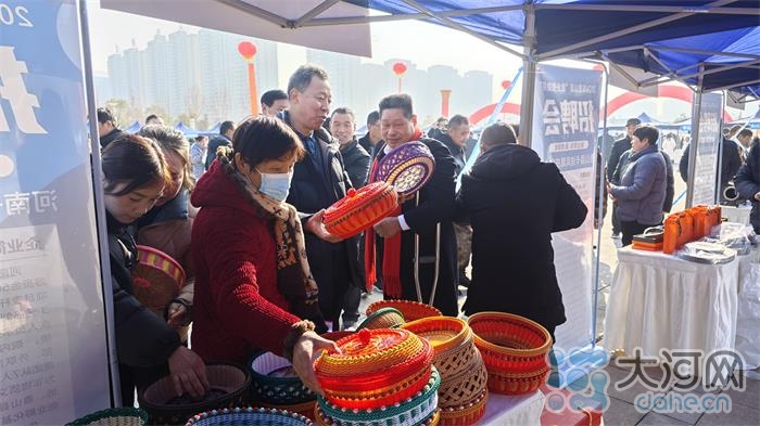 岗位4500余个！鲁山县“就业援助月”专场招聘会启动2.jpg