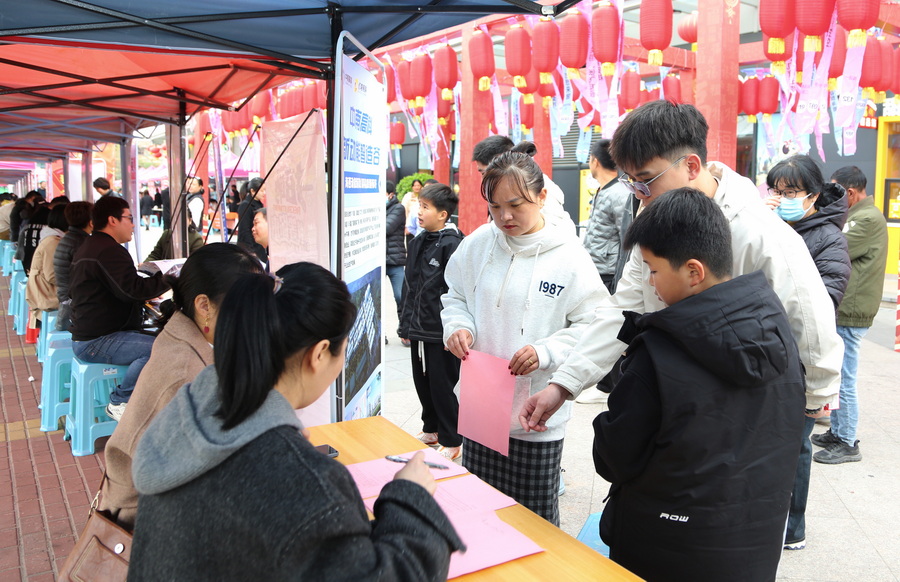漳州开发区举办2024年“春风行动”暨返乡高校毕业生招聘会3.jpg