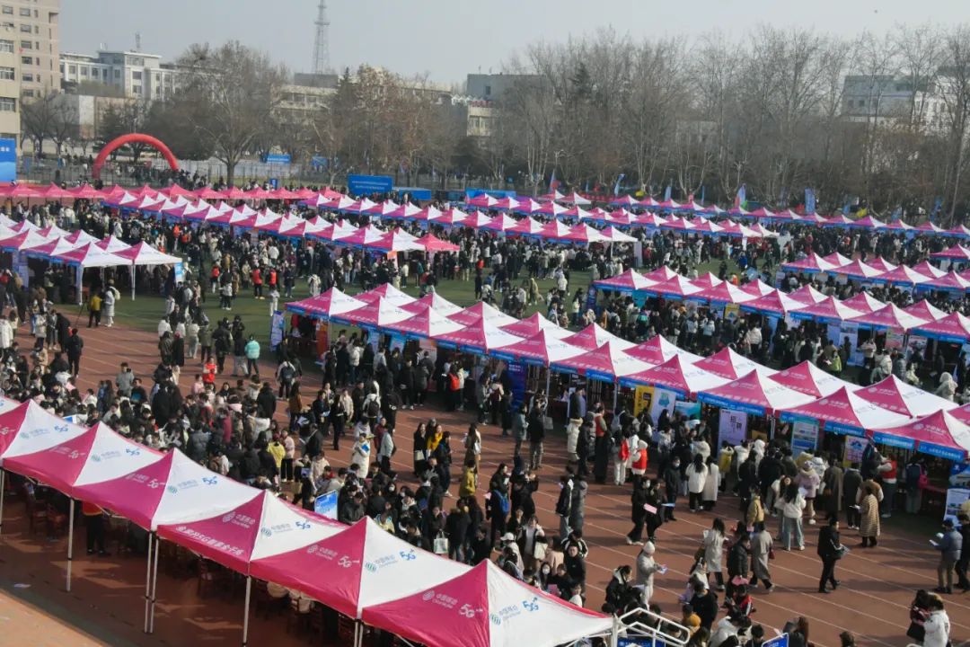 火爆来袭！直击招聘会现场19.jpg