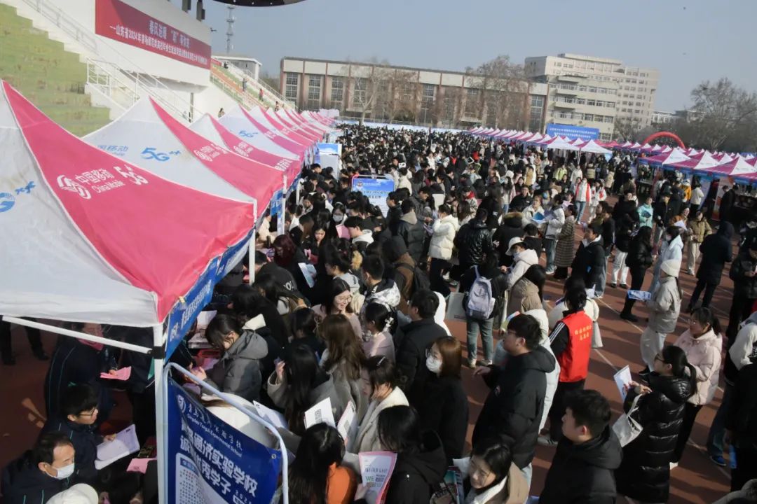 火爆来袭！直击招聘会现场18.jpg