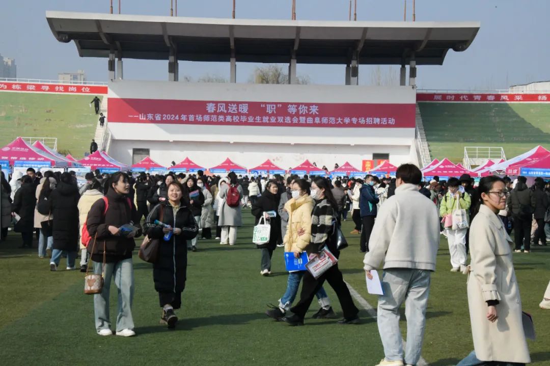 火爆来袭！直击招聘会现场17.jpg