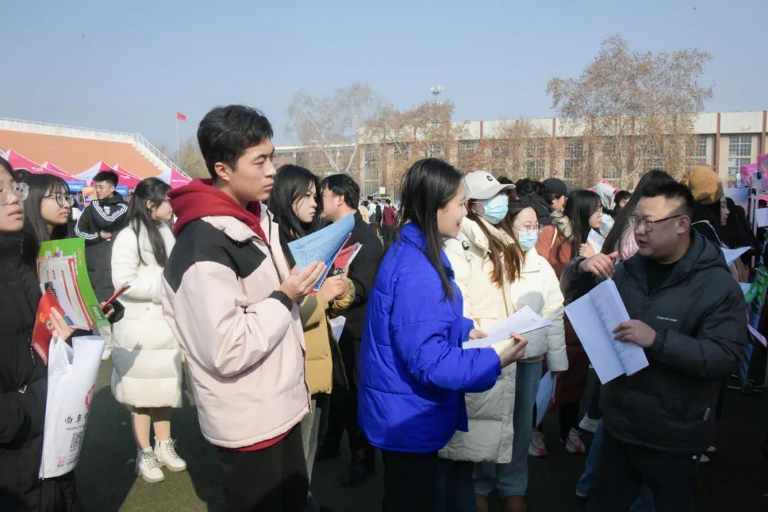 火爆来袭！直击招聘会现场10.jpg
