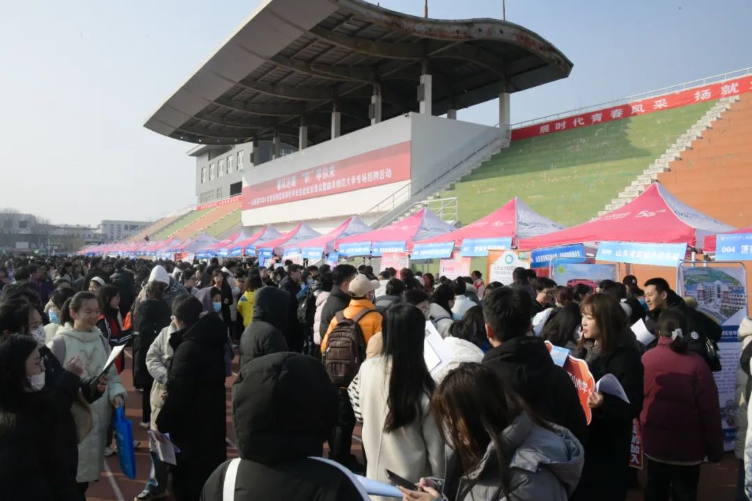火爆来袭！直击招聘会现场7.jpg