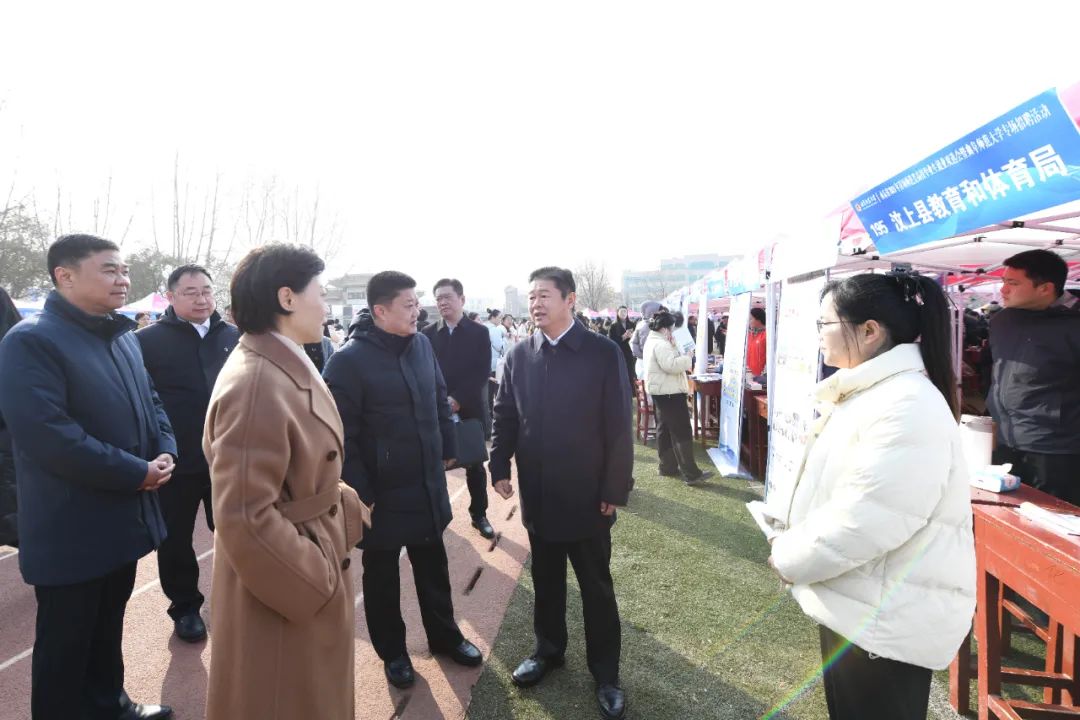 火爆来袭！直击招聘会现场5.jpg