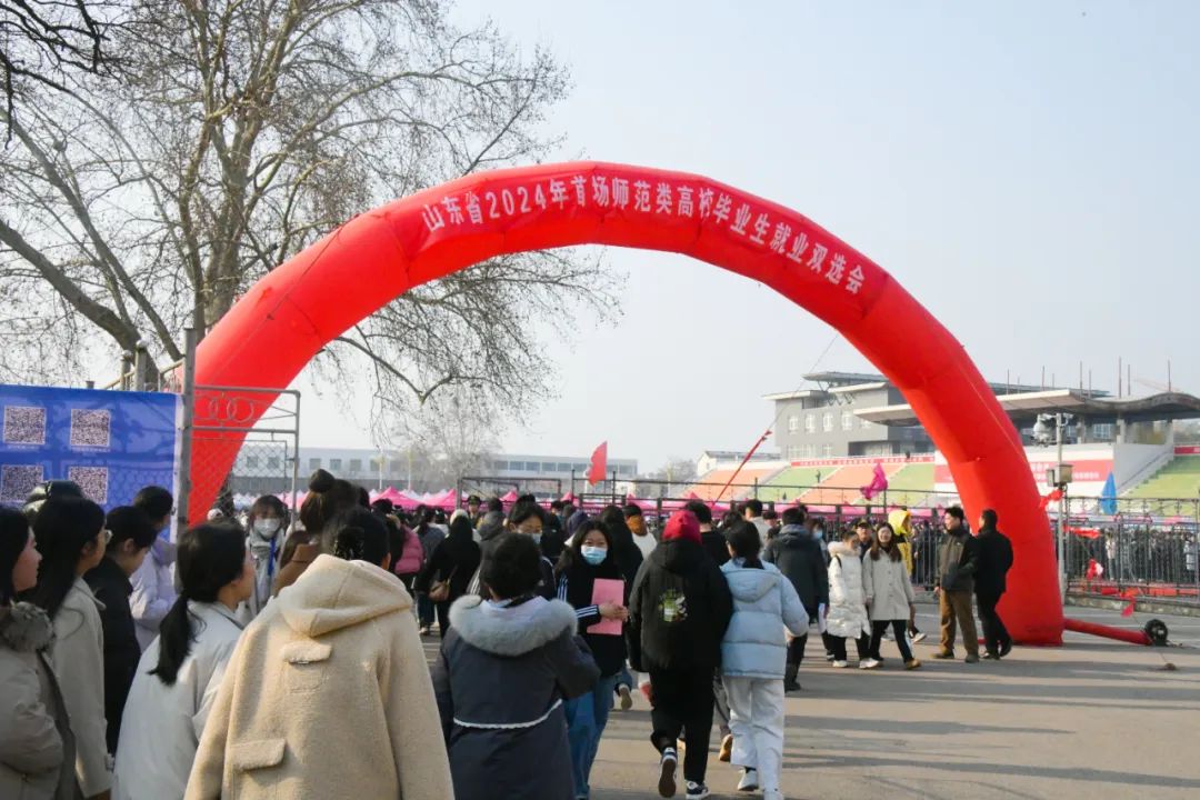 火爆来袭！直击招聘会现场.jpg
