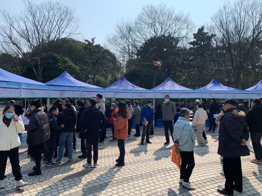 人流如织！我区多场招聘会举行→5.jpg