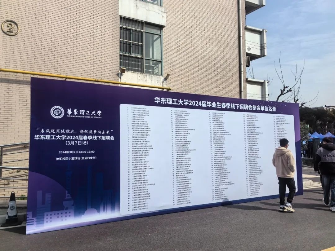 人流如织！我区多场招聘会举行→1.jpg