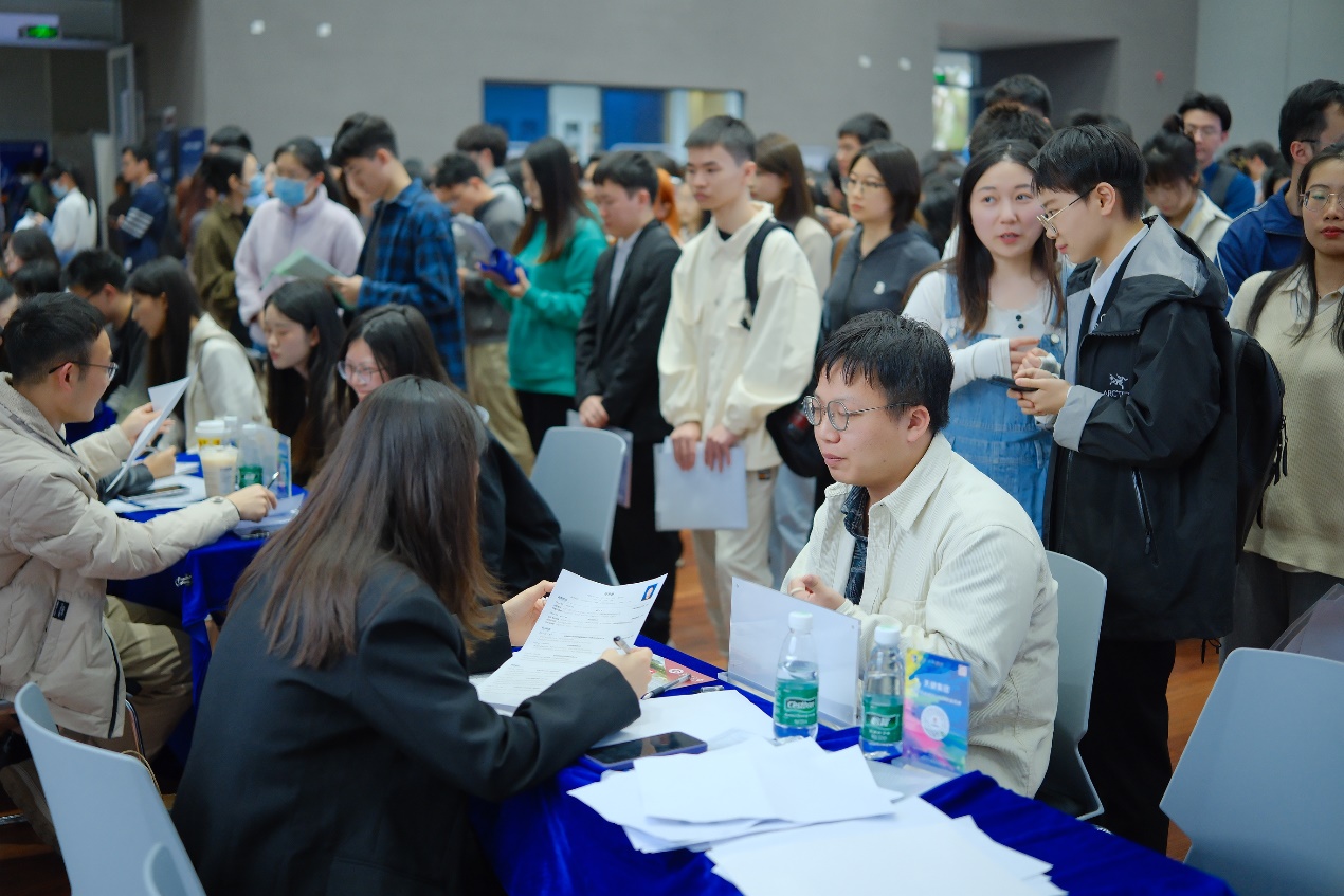 大学生求职热情高涨！“菁英聚鹏城”市国资委春招首场招聘会走进深大1.jpeg