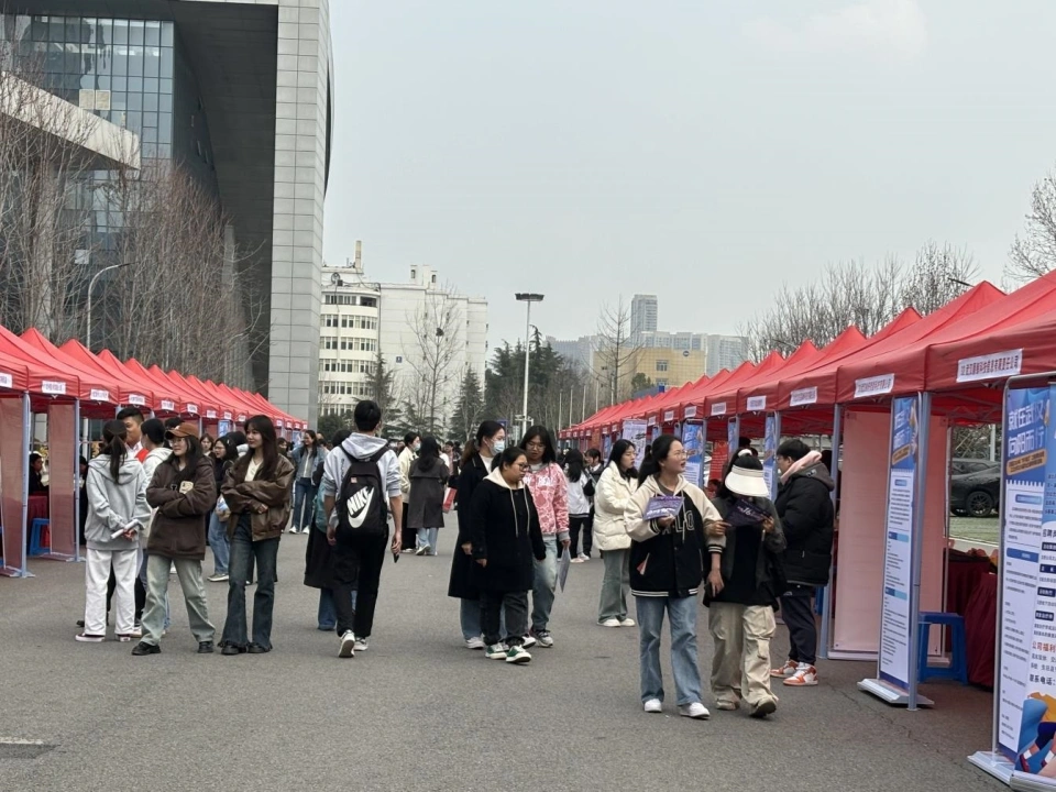 武汉汉阳区2024年首场春季校园招聘会走进江汉大学，达成就业意向648人次.jpg