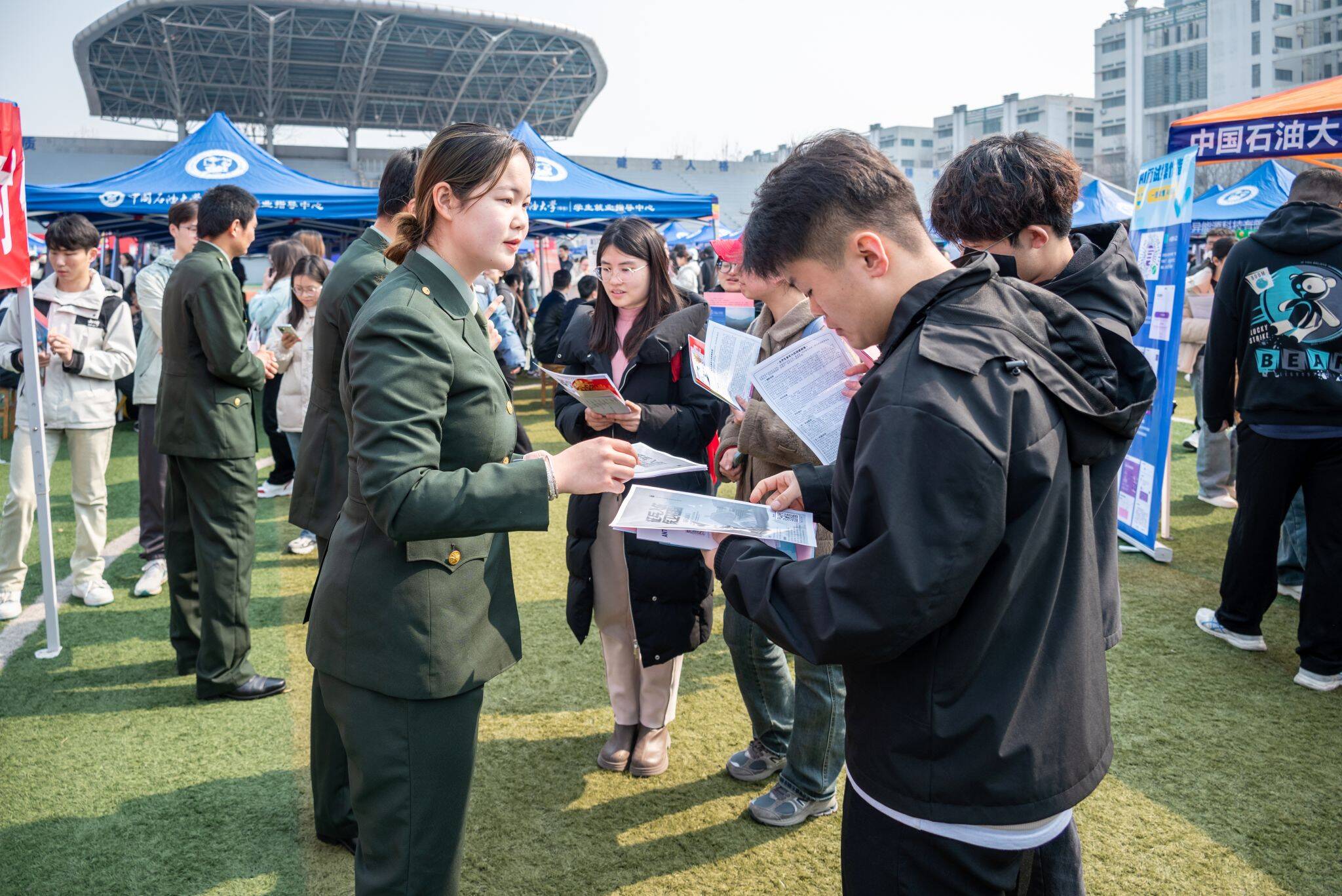 358家企事业单位20000个岗位！中国石油大学（华东）举行2024年首场春季大型校园招聘会4.png