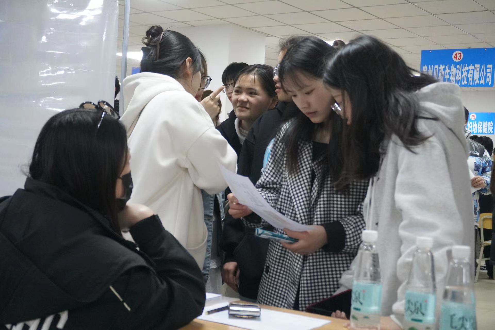 90+企业单位！2000+就业岗位！黔南民族医学高等专科学校举行招聘会2.jpg