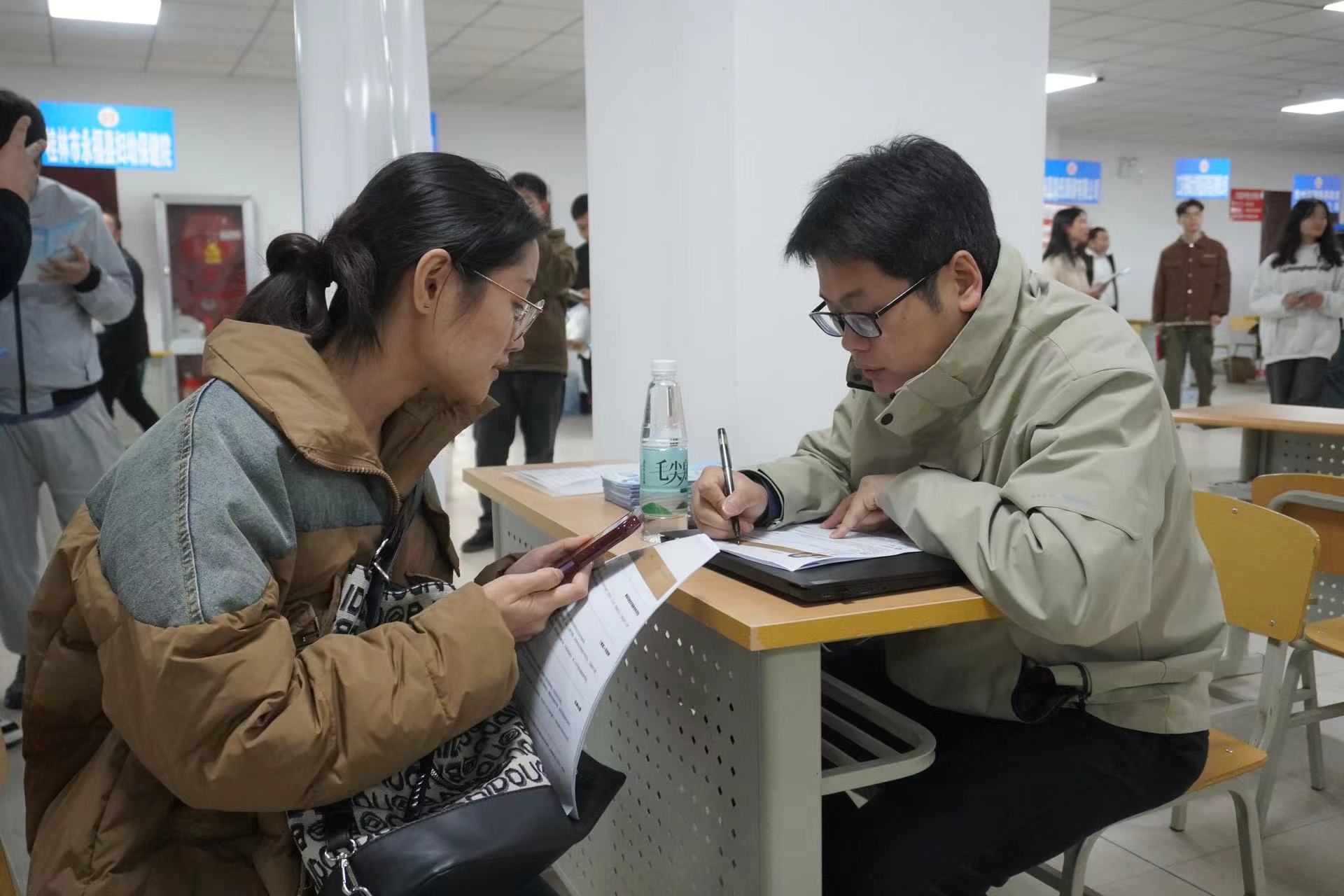 90+企业单位！2000+就业岗位！黔南民族医学高等专科学校举行招聘会1.jpg