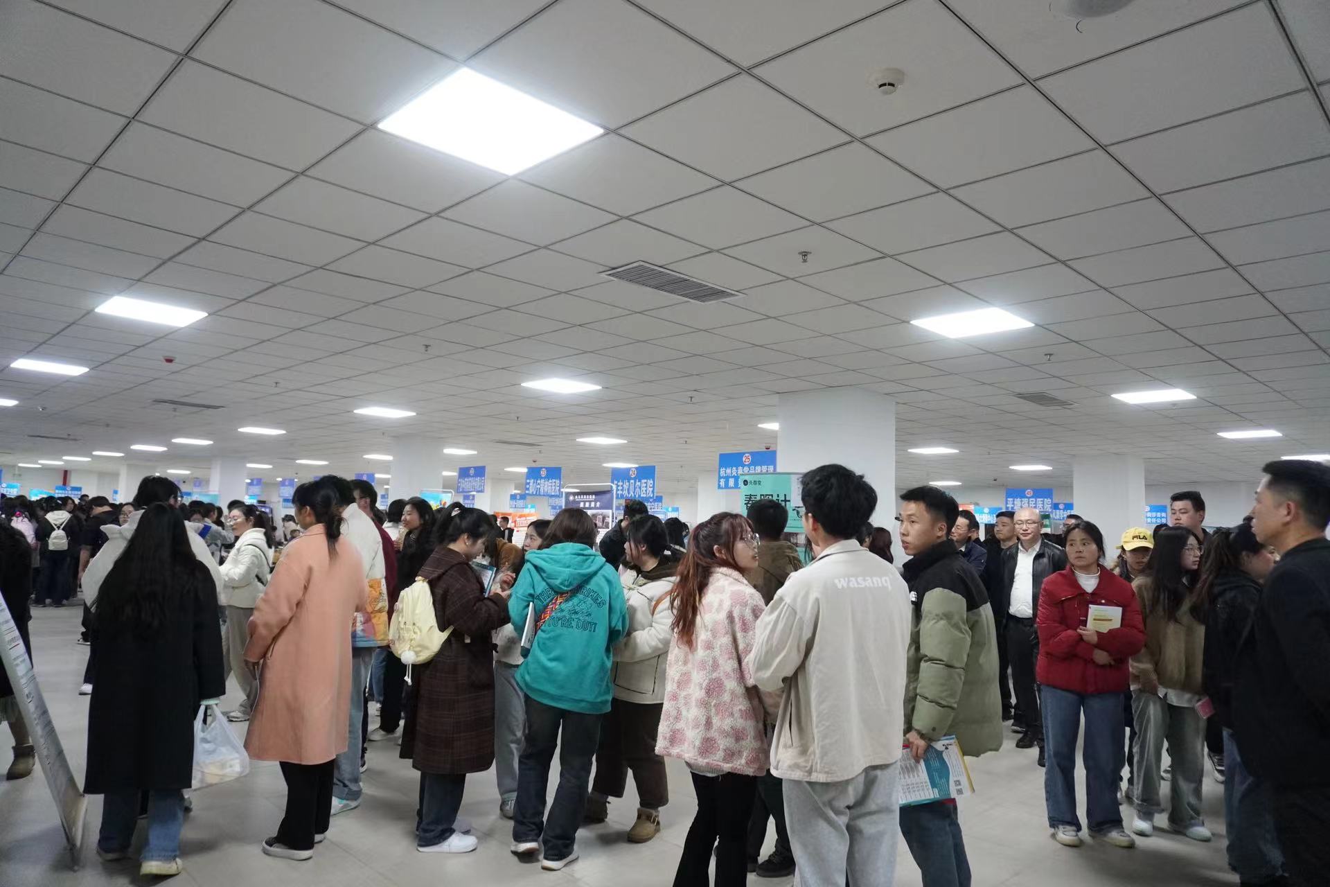 90+企业单位！2000+就业岗位！黔南民族医学高等专科学校举行招聘会.jpg