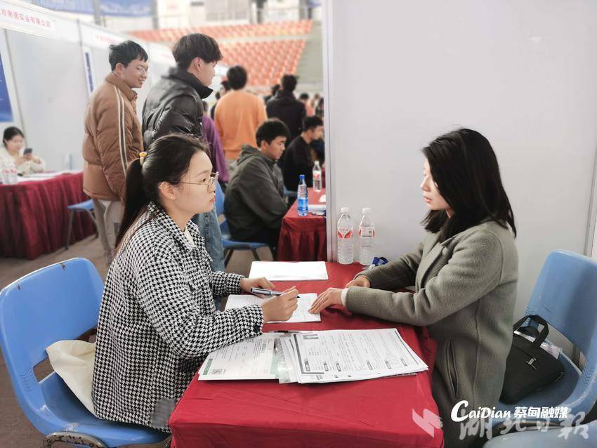 高校毕业生与优秀企业“双向奔赴” 蔡甸专场招聘走进大学校园2.jpg