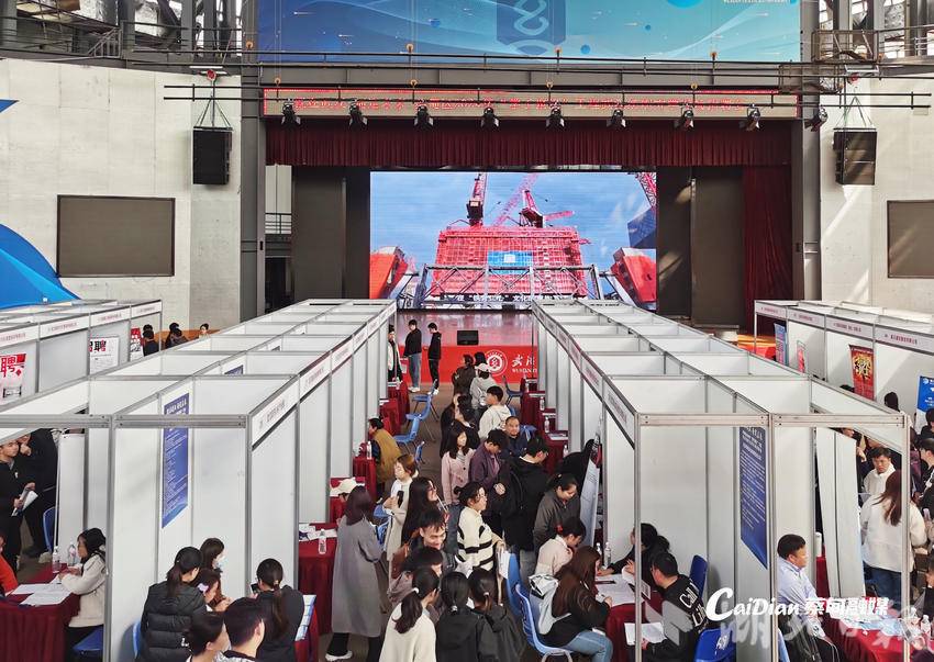 高校毕业生与优秀企业“双向奔赴” 蔡甸专场招聘走进大学校园1.jpg