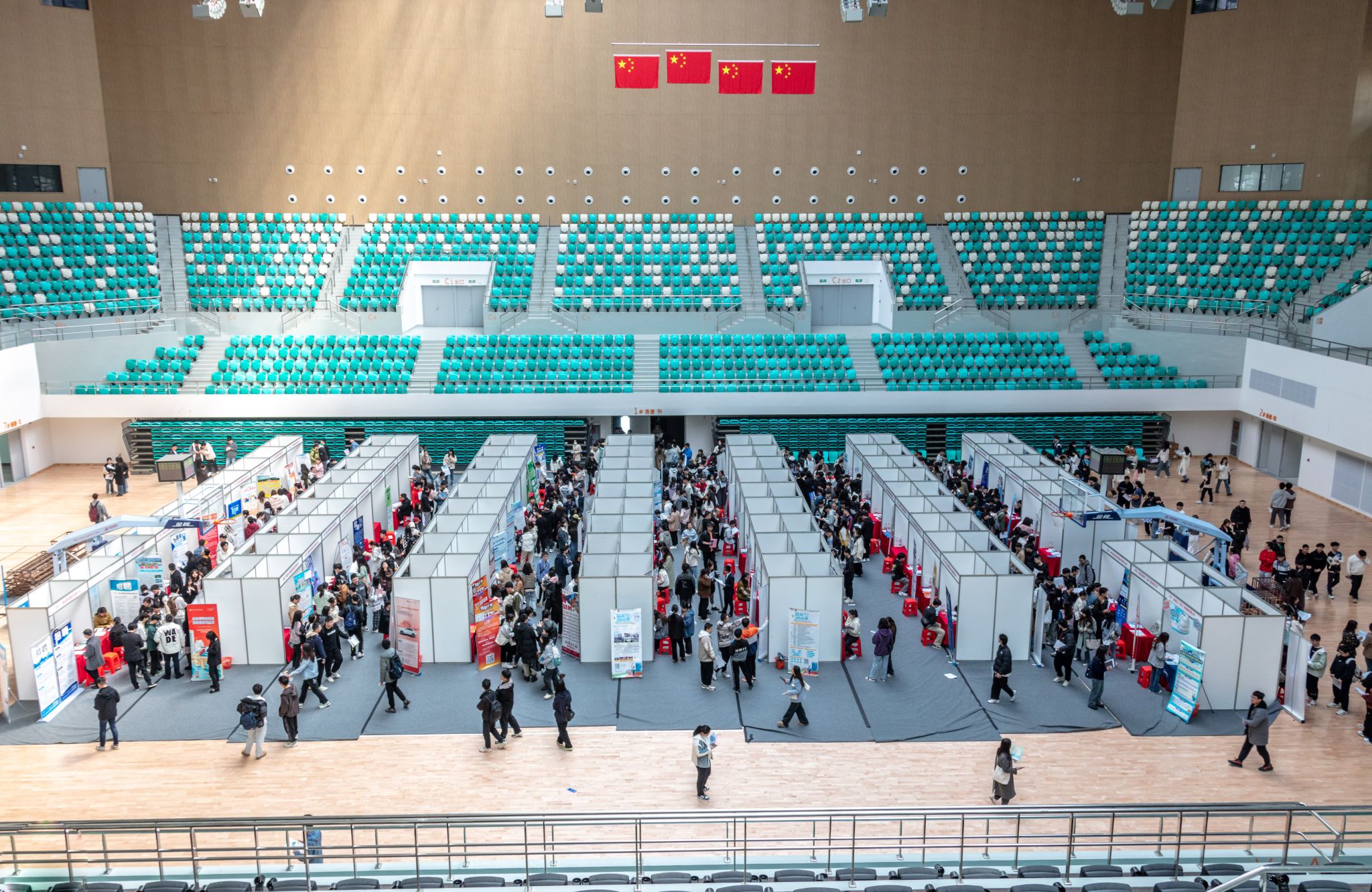 武汉科技大学举办“湖北百校联动”毕业生招聘会.jpg