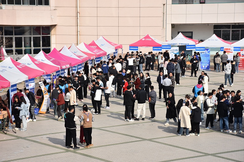 潍坊学院举行2024届毕业生计算机类专场招聘会.jpg