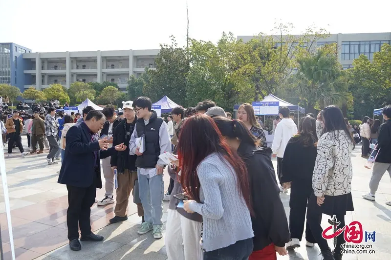 四川职业技术学院举行平湖市企业校园专场推介招聘会2.jpg