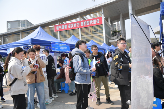 【就业攻坚】百企万岗进校园 西南科技大学精准攻坚促就业6.jpg