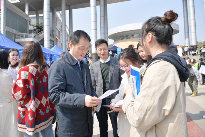 【就业攻坚】百企万岗进校园 西南科技大学精准攻坚促就业1.jpg
