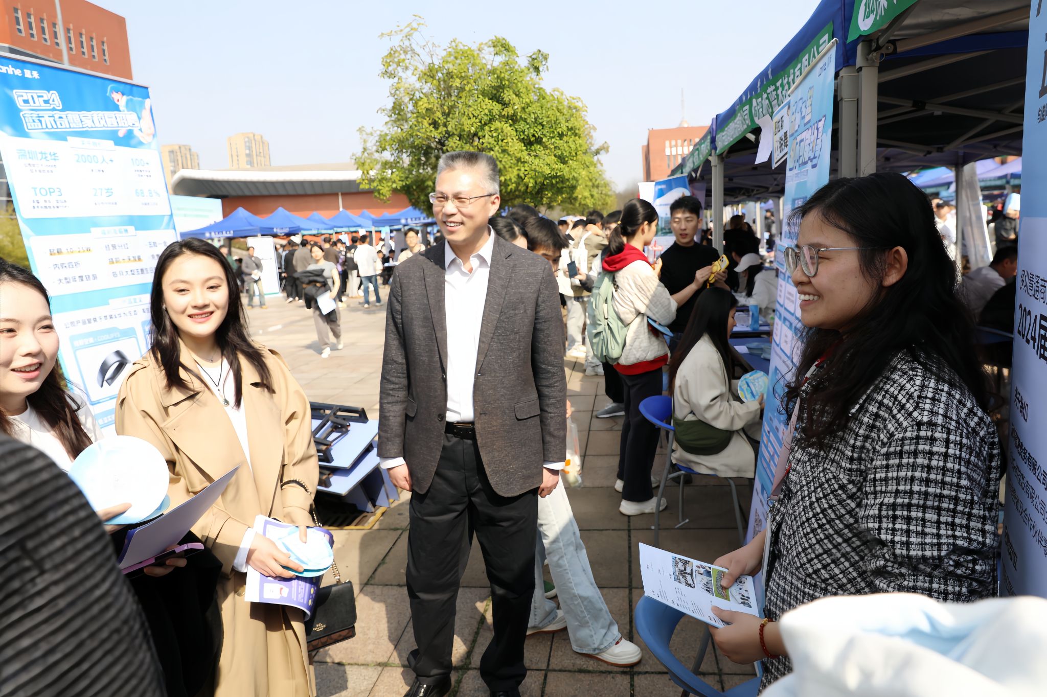 株洲地区毕业生供需见面会暨湖南工业大学2024届春季双选会顺利举行1.jpg